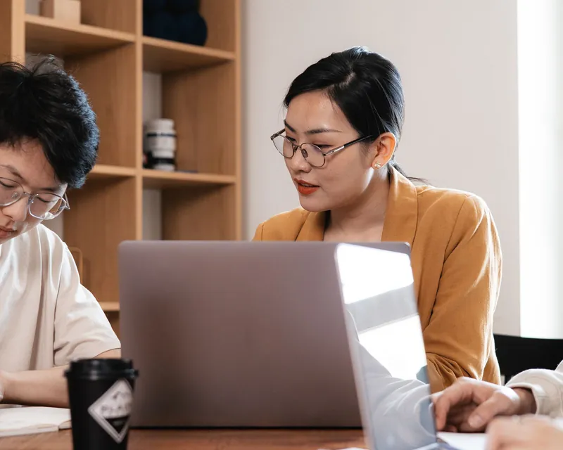 Equipe de escritório contábil trabalhando no computador